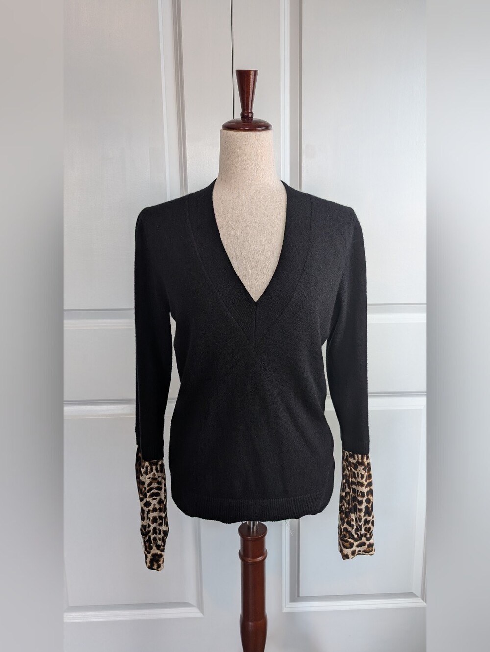 Veroniica Beard Alba Black Cashmere & Leopard Cuff Sweater V-Neck Size Medium